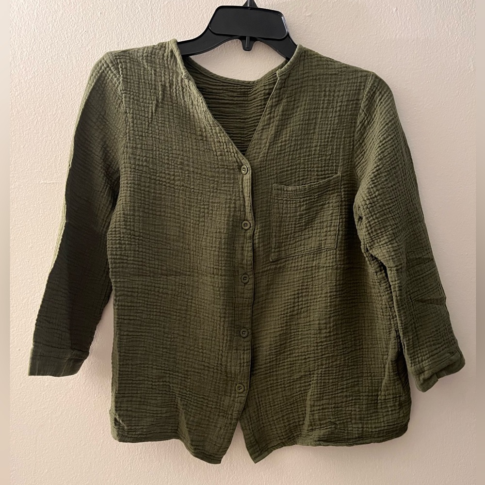 ❤️‍🔥 Lightweight gauzy button up blouse